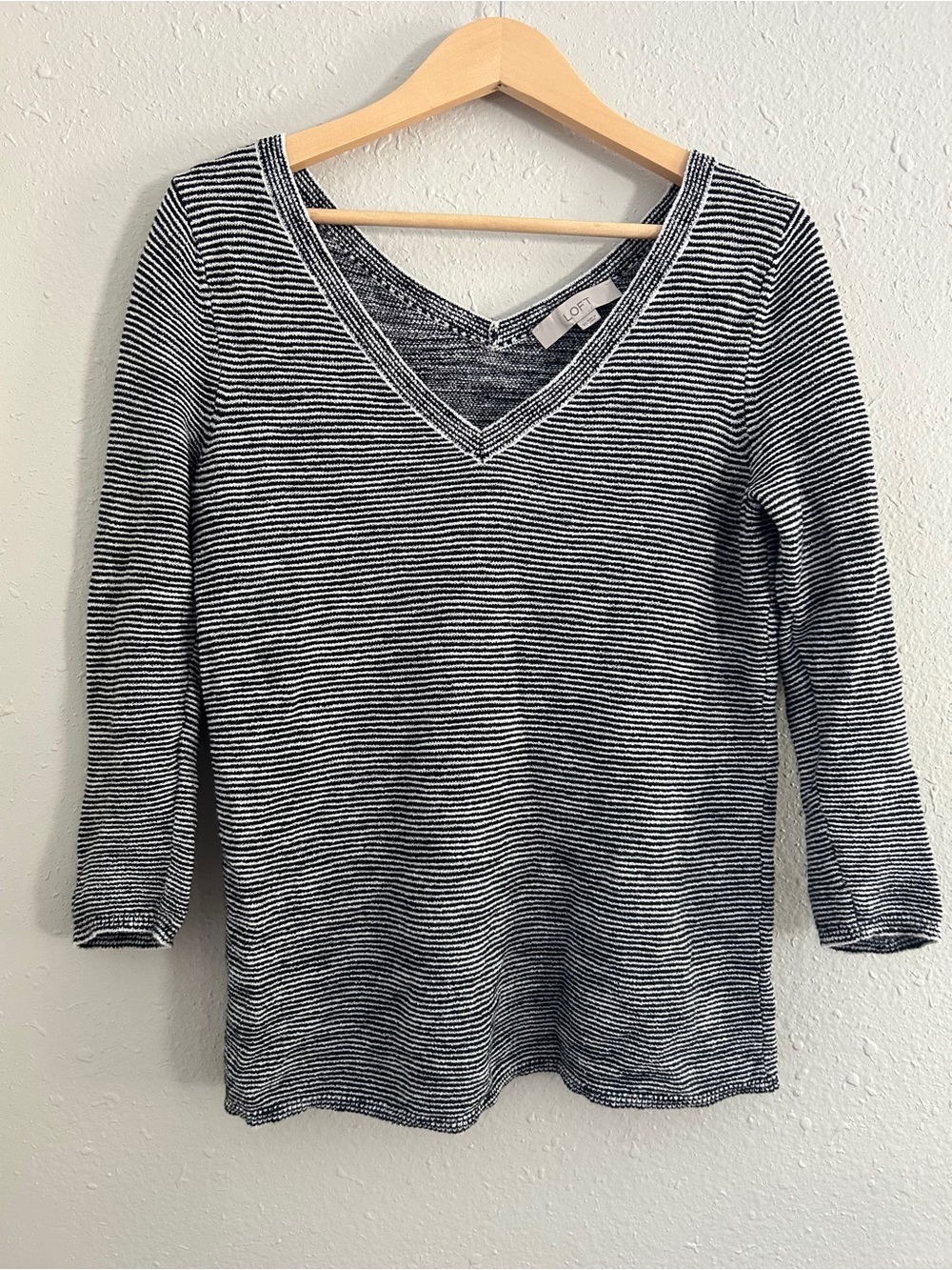 LOFT Black and White Striped V-Neck Knit Top Textured Casual Fall XS
